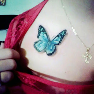 TATUAJE DE MARIPOSA EN EL PECHO