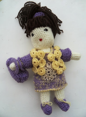 purple wool doll poupée en laine violette