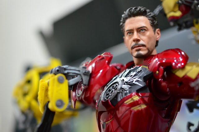 Hot Toys Iron Man Mark IV with Suit Up Gantry