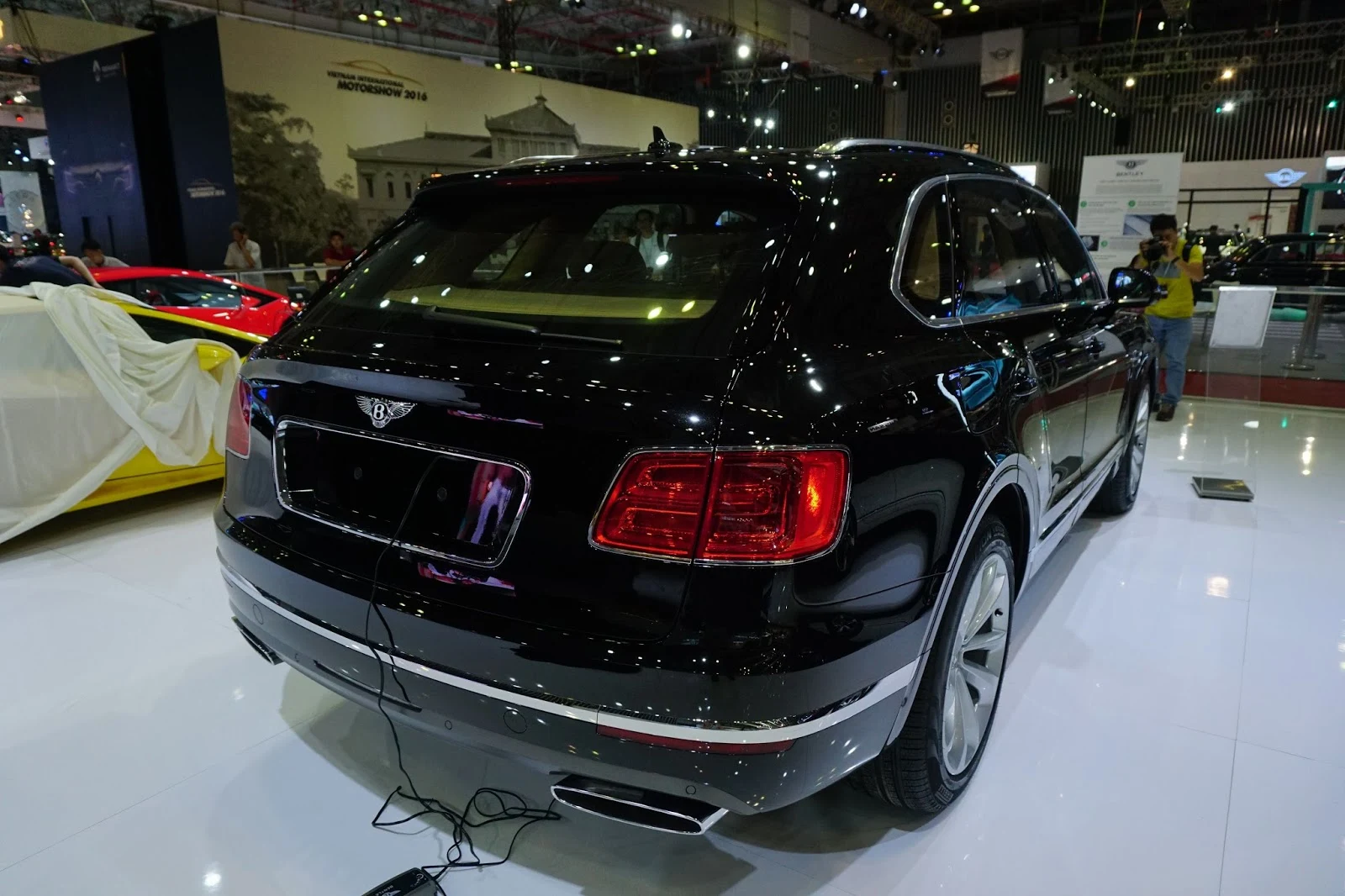 Bentley Bentayga 2016 có một cái đuôi cực kỳ sexy và đầy đặn