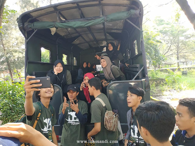 Conservation Response Unit Sampoiniet atau biasa disebut CRU Sampoiniet, berada tepat di Desa Ie Jeureungeh, Kecamatan Sampoiniet, Kabupaten Aceh Jaya, Aceh.    CRU Sampoiniet ini dibangun dengan tujuan untuk mengurangi konflik yang terjadi antara manusia----masyarakat dengan gajah liar yang turun dari hutan mencari makan.