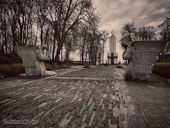 Фотограф Максим Яковчук: Національний музей Голодомору-геноциду — національний музей в Києві, розташований на Печерську і присвячений злочину Голодомору-геноциду в Україні. Старі назви: Національний музей «Меморіал жертв Голодомору» (до серпня 2019 року); Національний музей «Меморіал пам'яті жертв голодоморів в Україні» (до 2015 року). Розташований за адресою: вул. Лаврська, 3, м. Київ.