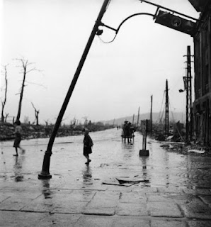 Foto Tragedi Bom Atom Hiroshima Dan Nagasaki [ www.BlogApaAja.com ]