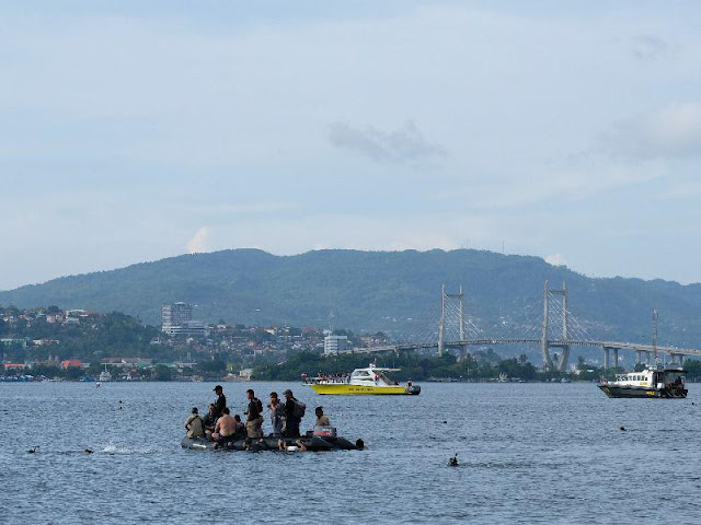 Anggota TNI dan Polri Berenang Lintasi Teluk Ambon Sejauh 3 Km