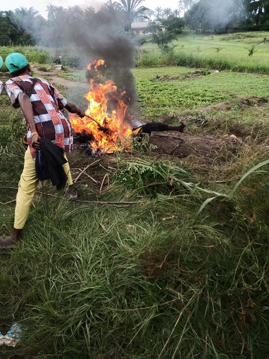  Angry mob sets tricycle robber ablaze in Akwa Ibom as police rescue two suspected thieves from being lynched