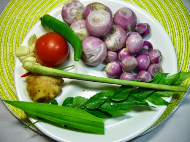 Big onions, small onions,green chili,ginger,garlic,tomato,lemongrass,pandan leaf,curry leave