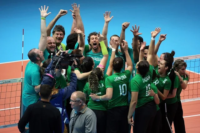 Brasil comemora medalha de bronze inédita no torneio feminino do vôlei sentado na Rio-2016