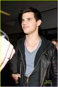 Taylor lautner e Lily Collins no LAX no dia 1202