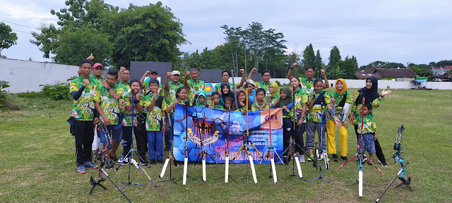 Kodim Karanganyar - Kepala Cabang KSP Graha Mandiri Kabupaten Karanganyar Berikan Bantuan  Jersey Kepada Perkumpulan Panahan Ardadedali