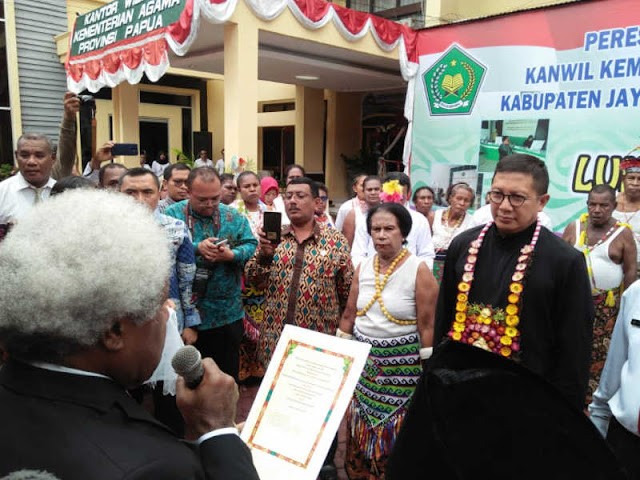 Lukman Hakim Diberi Penghargaan Tokoh Agama Papua