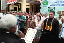 Lukman Hakim Diberi Penghargaan Tokoh Agama Papua