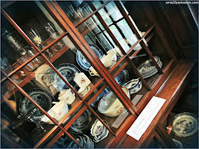 Colección de la Vajilla Familiar en la Doble Sala de Estar de la Mansión Ropes, Salem