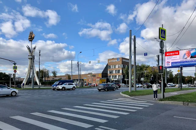 Севастопольский проспект, Нахимовский проспект, памятник морякам-черноморцам (установлен в 2003 году), торгово-выставочный комплекс «Экспострой на Нахимовском» (бывшие производственные здания ткацкой Фабрики имени Свердлова и Московского завода элементов электровакуумных приборов «Эмитрон»)