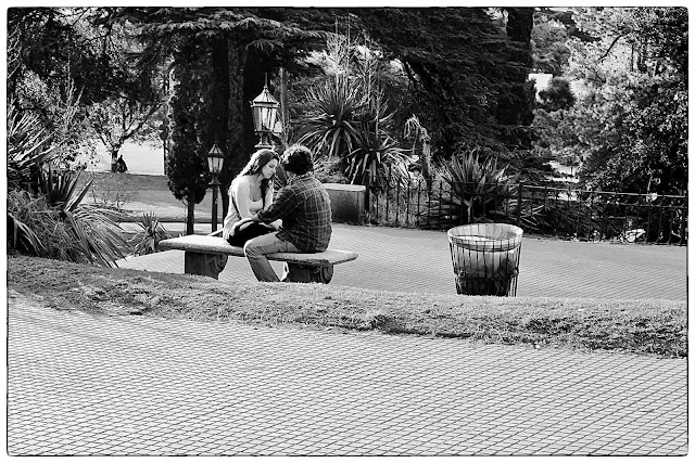 Pareja en banco de plaza