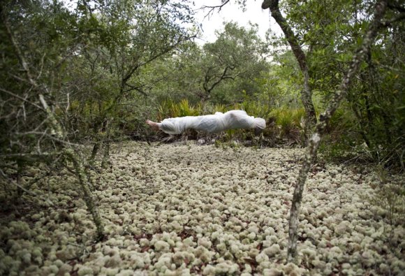 andrew brodhead fotografia pessoas embrulhadas em plástico flutuando natureza