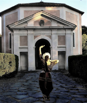 danza odissi yogini tantra CASTELLO DI TORRE IN PIETRA (PALIDORO, ROMA) "LA DANZA DELLE SETTE DEE MADRI"   SPETTACOLO DI DANZA CLASSICA DELL'INDIA IN STILE ODISSI A CURA DI MARIALUISA SALES Spettacolo di Danza Classica dell'India in stile Odissi nella magnifica cornice del Castello di Torre in Pietra.  Lo spettacolo ha previsto brani tratti dai repertori dei Guru Kelucharan Mohapatra e Guru Deb Prasad Das, con una particolare enfasi per la Danza delle Sette Dee Saptamatrika. Interprete: Marialuisa Sales  A cura dei Centri Yoga "Le Radici" e "Le Farfalle" di Roma.