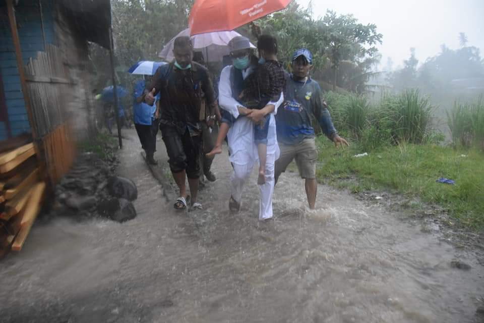 Wako Hendri Septa Jemput Keluarga Semata Terakhir di tengah Guyuran Hujan Lebat
