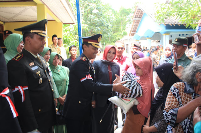 Kapolres Klaten AKBP Wiyono Eko Prasetyo.SIK,MIK Serahkan Sembako Ke Warga