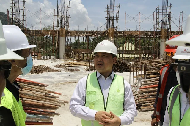 Wakil Gubernur Kalimantan Barat Drs. H. Ria Norsan meninjau pembangunan Masjid Agung Nurul Islam Singkawang