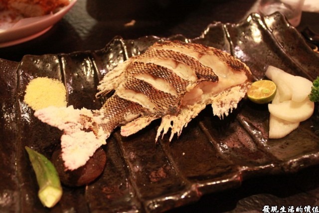 台南-花川日本料理。這就是那條價值NTD500元的不知名的烤魚，烤得真的很不錯，但就是太小一尾了，魚頭其前半部拿去作成了味噌湯，所以看不到其廬山真面目，總之最後都在我們的五臟廟內集合就是了。