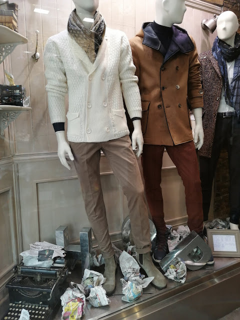 miesten vaatteet_näyteikkuna_somisteet_windowdisplay_menscollection_