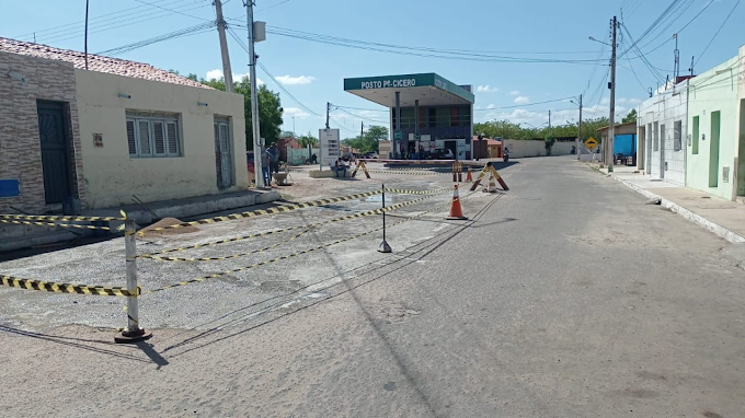 Prefeitura de Mauriti segue fazendo trabalho de manutenção em vias públicas na cidade.