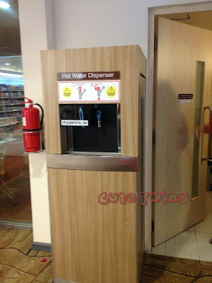 mesin air panas gratis di bandara changi