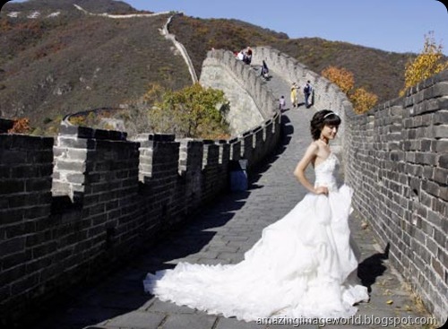 Woman in bridal gown at Great Wall of China001