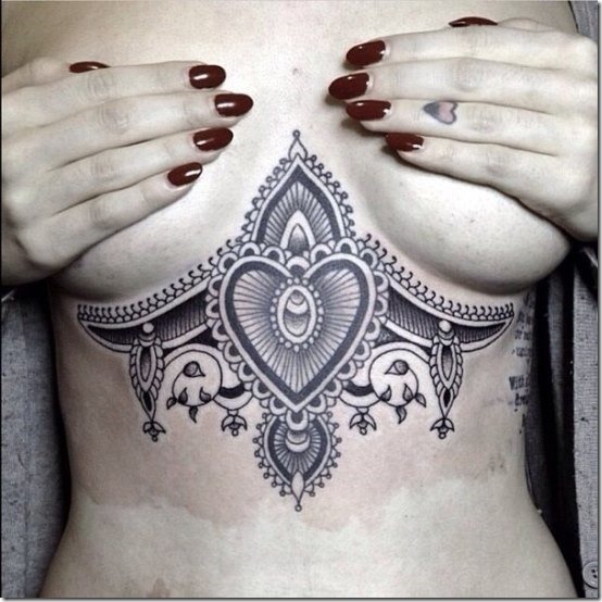 complexes_cur_de_tatouage_sous_la_poitrine