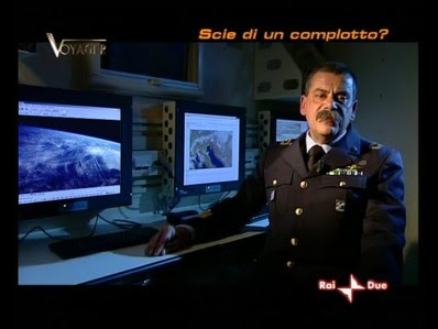 Il Colonnello De Simone parla di scie condensa stratosferiche. Fenomeno impossibile.