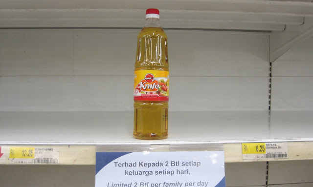 'Adik, dalam ni ada jual minyak masak? Boleh ke pakcik masuk dalam pakai macam ni?'