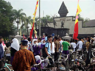 Jogja Kembali bersepeda Jogja pada peringatan serangan oemoem 1 maret tahun 2009 kembali bersepeda finish di titik Nol Kilometer