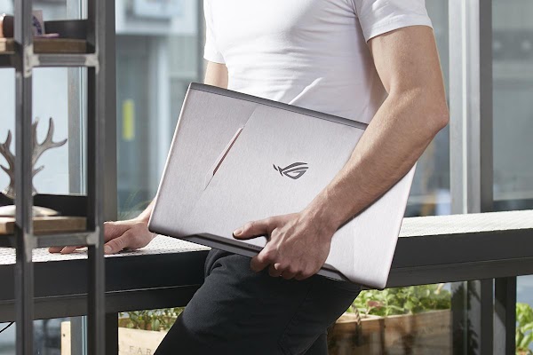 ASUS ROG STRIX GL502VM, Notebook Game Dengan Warna Silver yang Futuristis