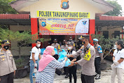 Polsek Tanjungpinang Barat Bersama Yayasan Heng Heng Sia Bagikan Ratusan Bingkisan Sembako ke Warga 