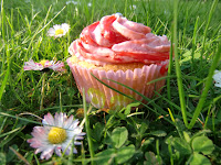 http://cecilecupcakecafe.blogspot.de/2013/07/rhabarber-erdbeer-cupcakes.html