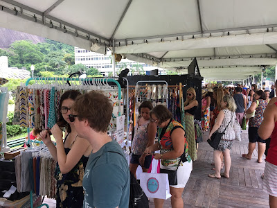 Quiosques de roupa na feira carioquíssima