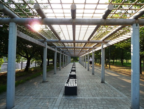 banco na praça ao redor do castelo de osaka