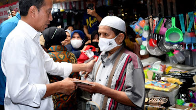 Presiden Jokowi Bagikan “THR” ke Pedagang Pasar di Depok