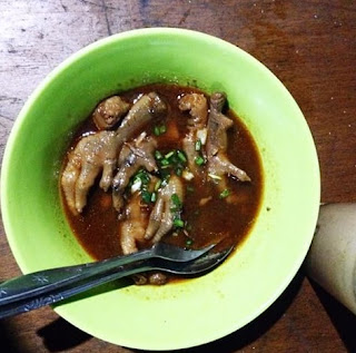 Ceker Klutik mungkin bisa menjadi referensi kuliner malam kamu sobat trend. Selain murah, olahan kuliner berbahan dasar dari ceker ayam ini memiliki bumbu yang khas dan tentunya nikmat dilidah. So, yang lagi hunting kuliner malam, kamu harus mencobanya.