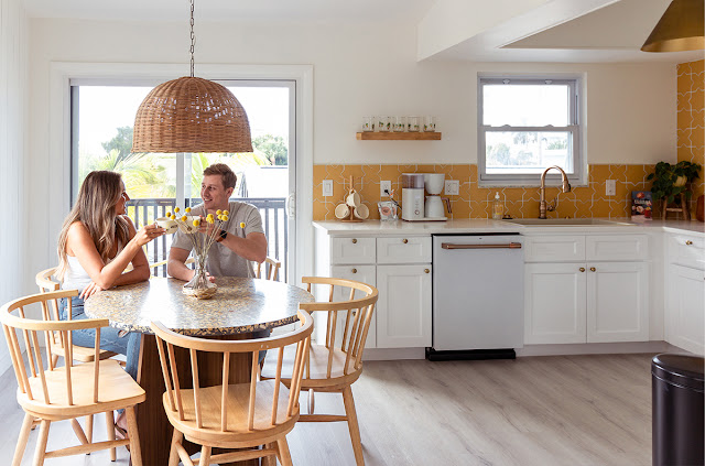 A couple sitting at the kitchen table in Joie Inn's Sun Room.