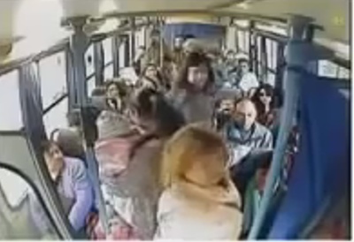 Seorang ibu tidak diendahkan ketika bergelut mendukung anaknya di dalam bas, mendorong pemandu bas untuk membuat tindakan bijak