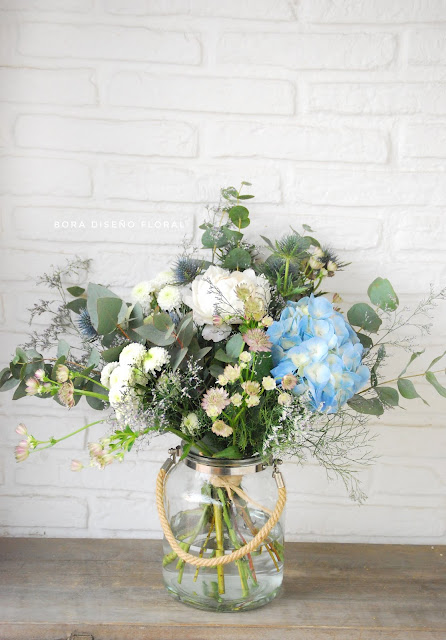 ramos de flores azules y blancas