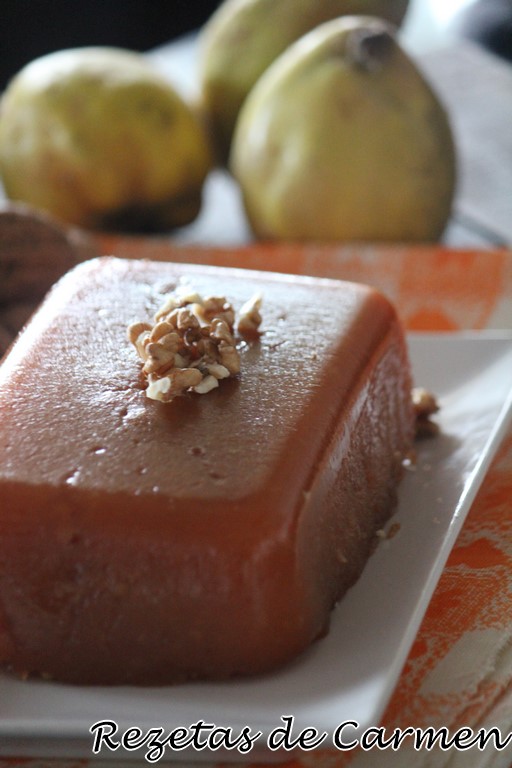 Membrillo con azúcar moreno y nueces