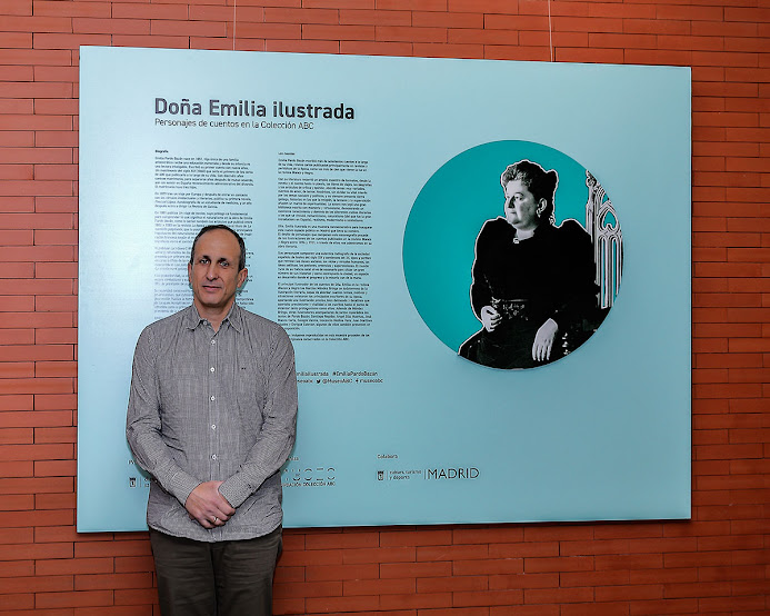 Creatiz y artista J. Antonio Fontal Álvarez en el Centro Cultural "Emilia Pardo Bazán" con el panel dedicado a la escritora con el título "Doña Emilia ilustrada"