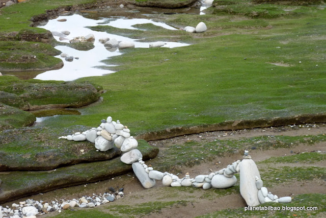 piedras en equilibrio, playa Azkorri, land art, stone balance, Planta Bilbao