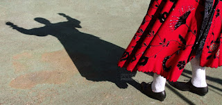 Sombra de charra bailando con traje típico de Salamanca