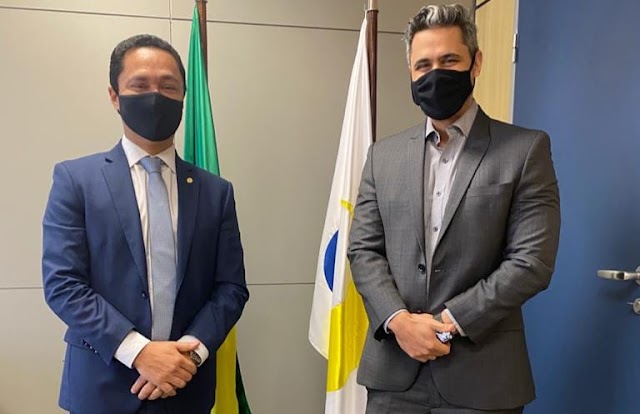 Na Anatel, André Ferreira recebe compromisso de ampliação do serviço de telefonia em 50 municípios do interior do Estado