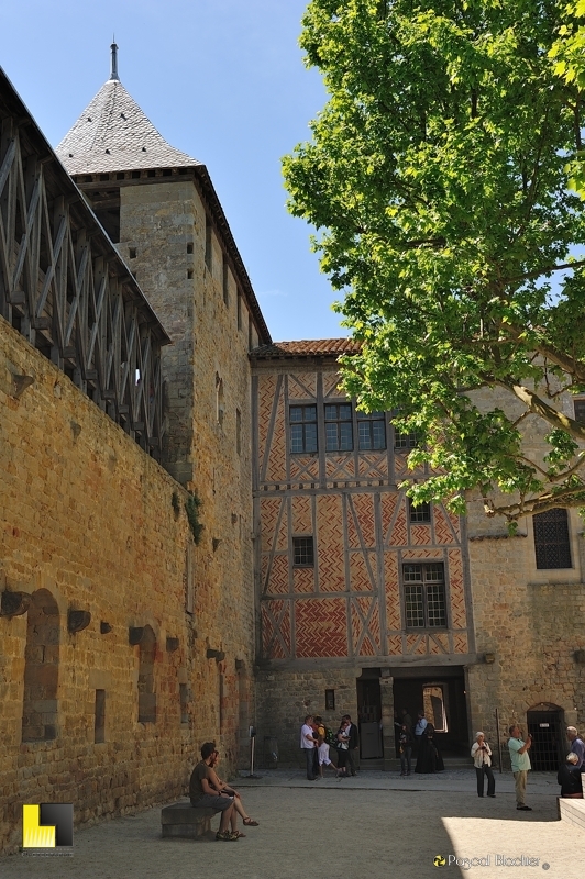 Dans la cour d'honneur du château comtal de Carcassonne photo pascal blachier