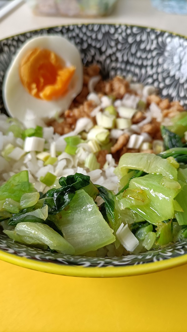 Donburi de cerdo con pak choi