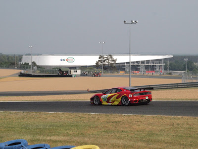 Ferrari devant le stade MMArena